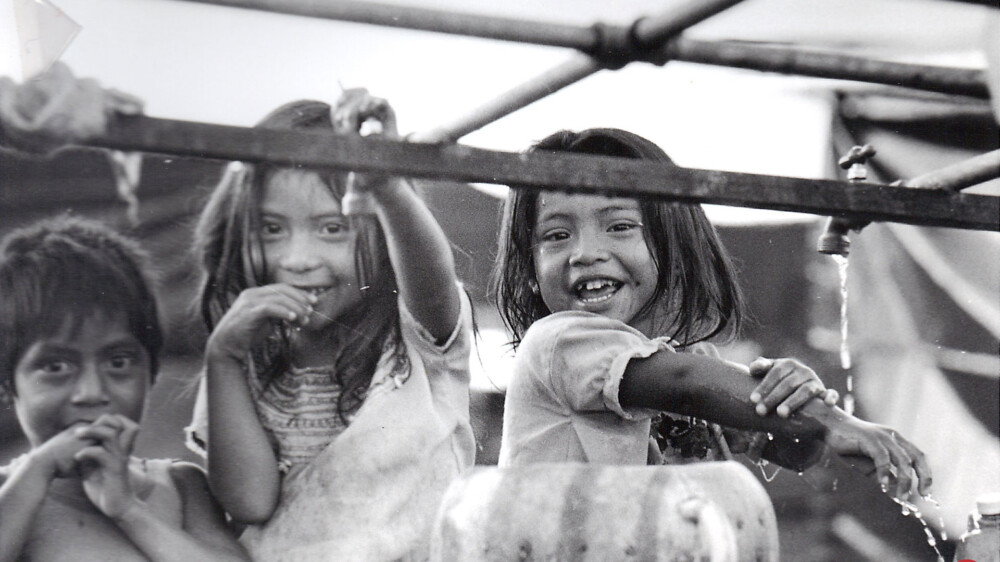 Refugee kids smiling © Sten Johansson