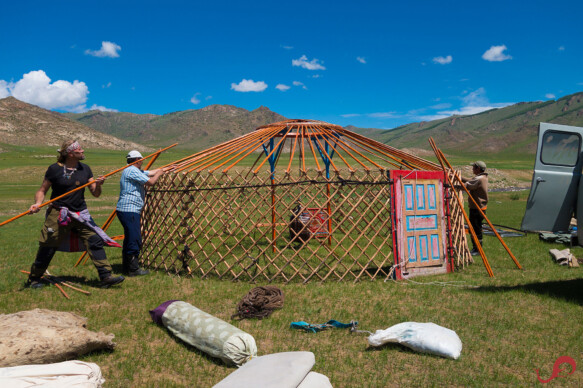 Setting up a ger in Mongolia © Sten Johansson